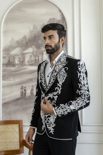 Thread Embroidered Tuxedo Blazer In Black