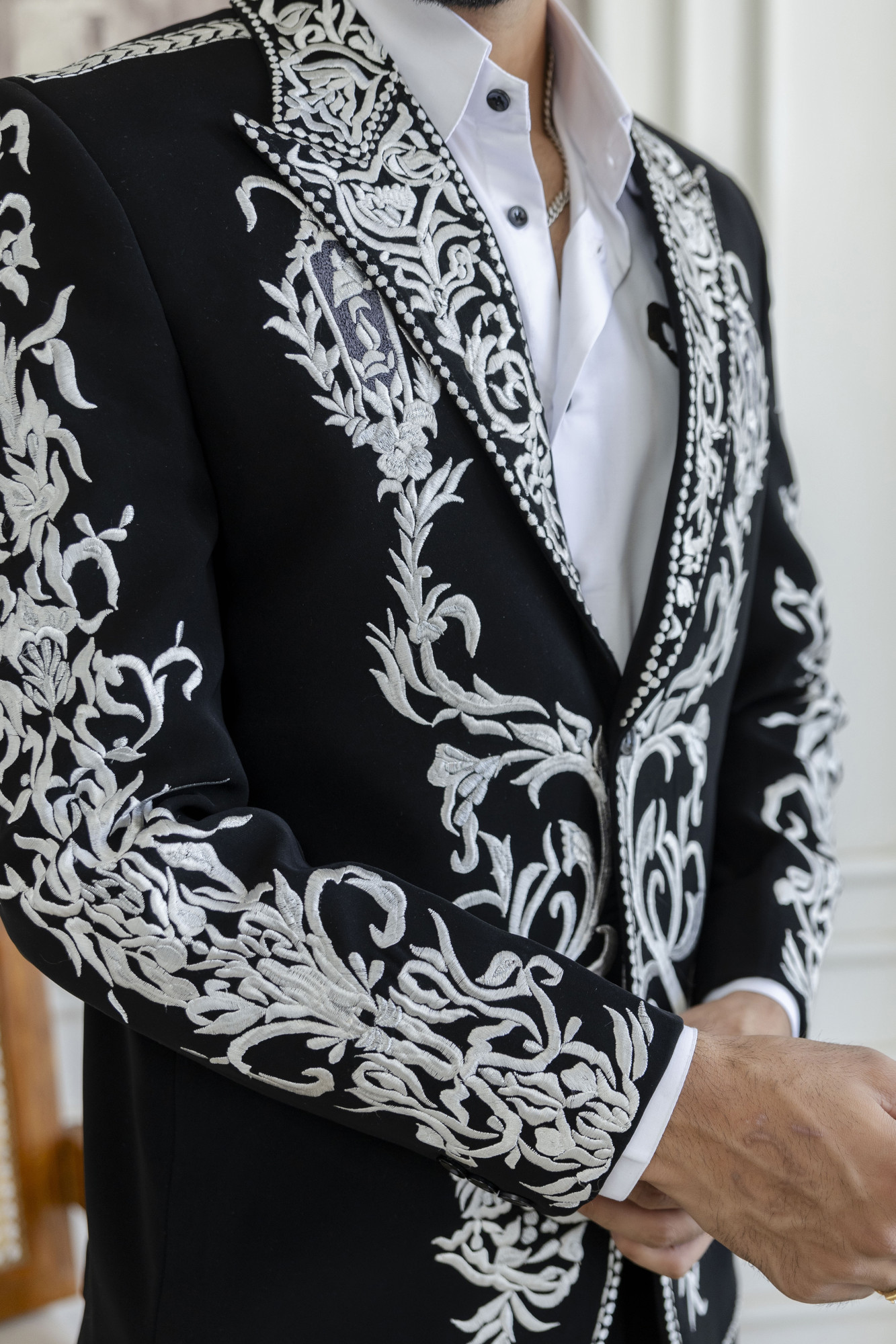 Thread Embroidered Tuxedo Blazer In Black