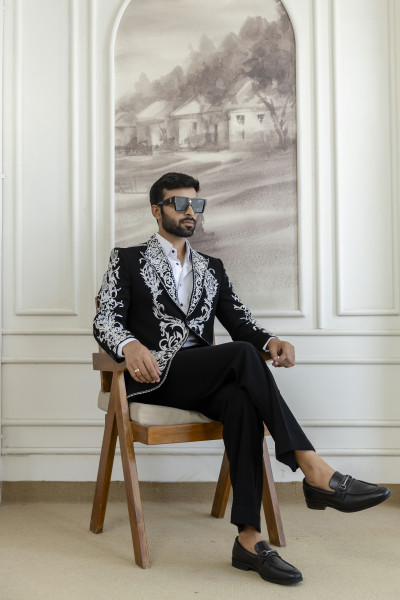 Thread Embroidered Tuxedo Blazer In Black