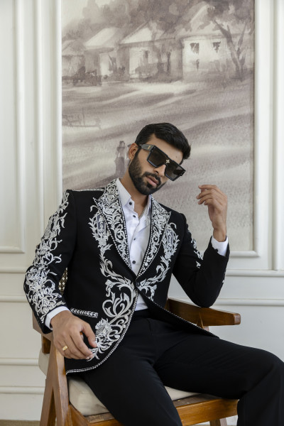 Thread Embroidered Tuxedo Blazer In Black