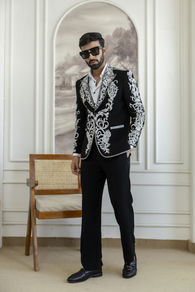 Thread Embroidered Tuxedo Blazer In Black