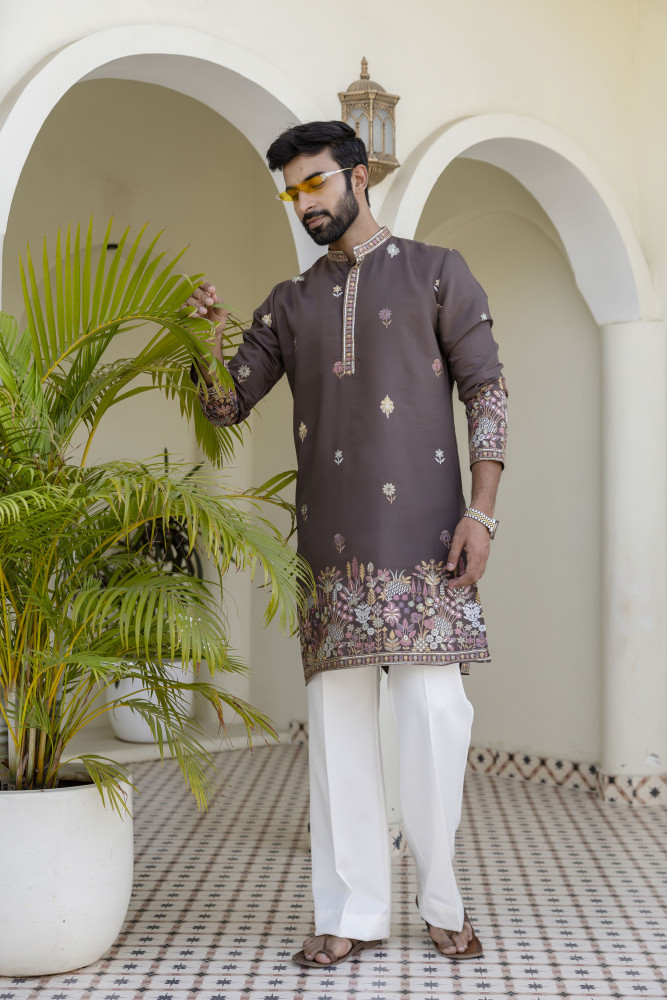 Image of Embroidered Kurta In Chocolate