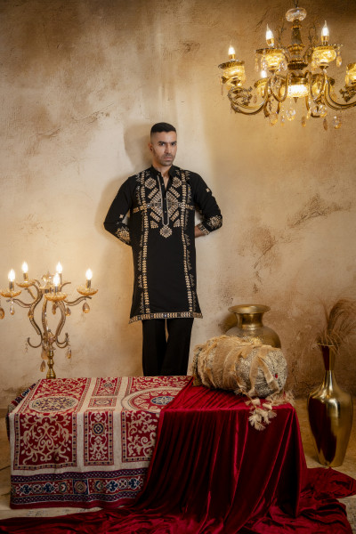 Threaded Mirror Work Kurta In Black
