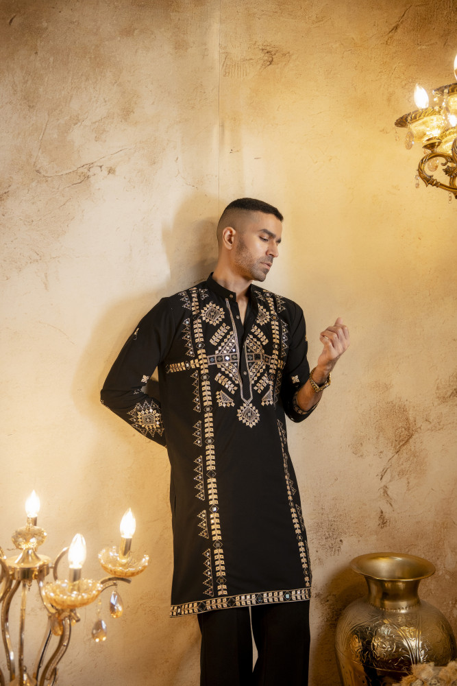 Image of Threaded Mirror Work Kurta In Black