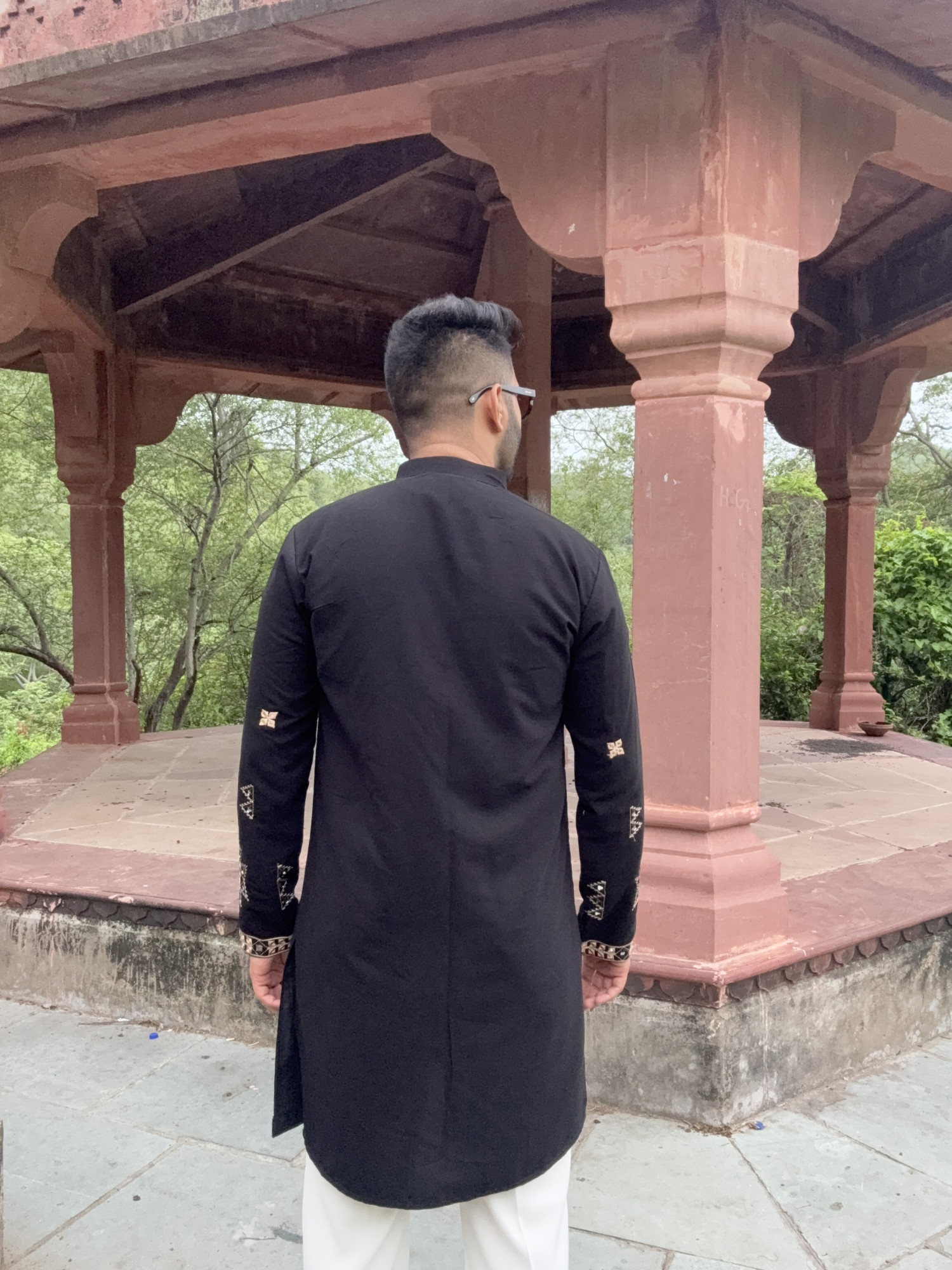 Threaded Mirror Work Kurta In Black