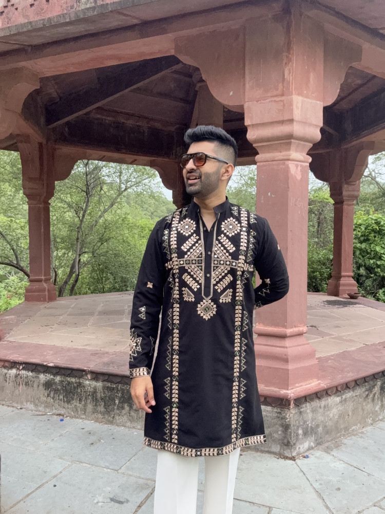 Image of Threaded Mirror Work Kurta In Black