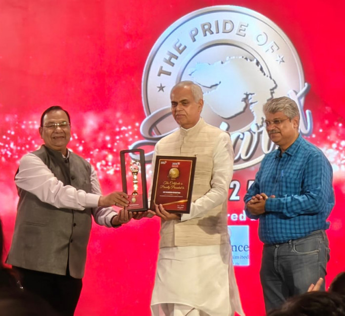 Astrologer Ramesh Khaitan Receives &quot;The Pride of Gujarat Award 2025” By Honorable Governor of Gujarat, Shri Acharya Devvrat ji