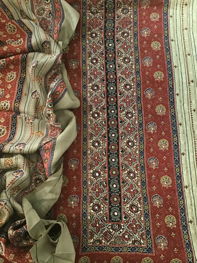 Image of Soft Woollen Slub Silk Printed Embroidered Suit - Green