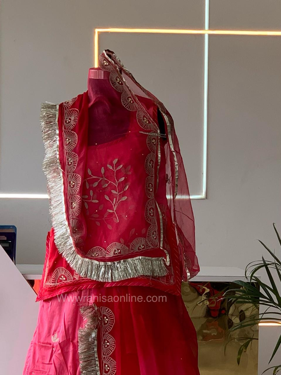 zari bari poshak