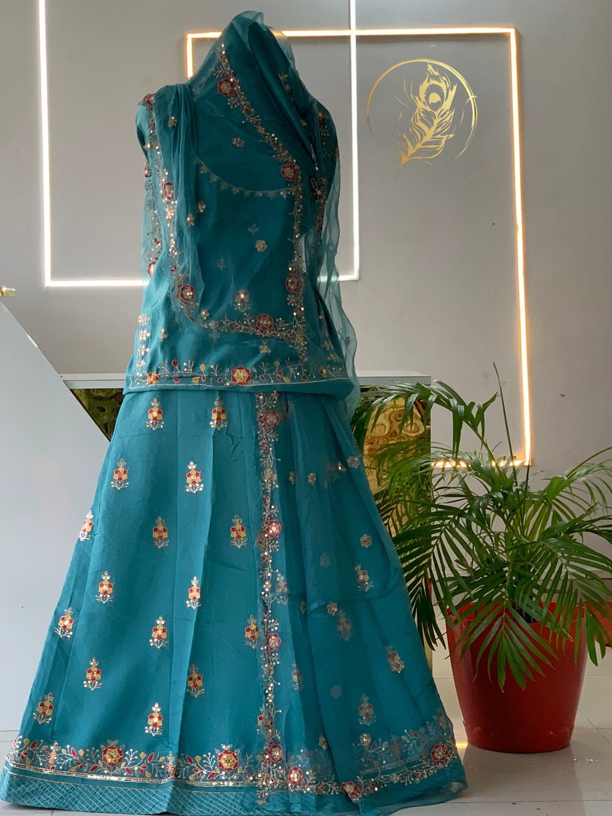 Boutique suit in Tora