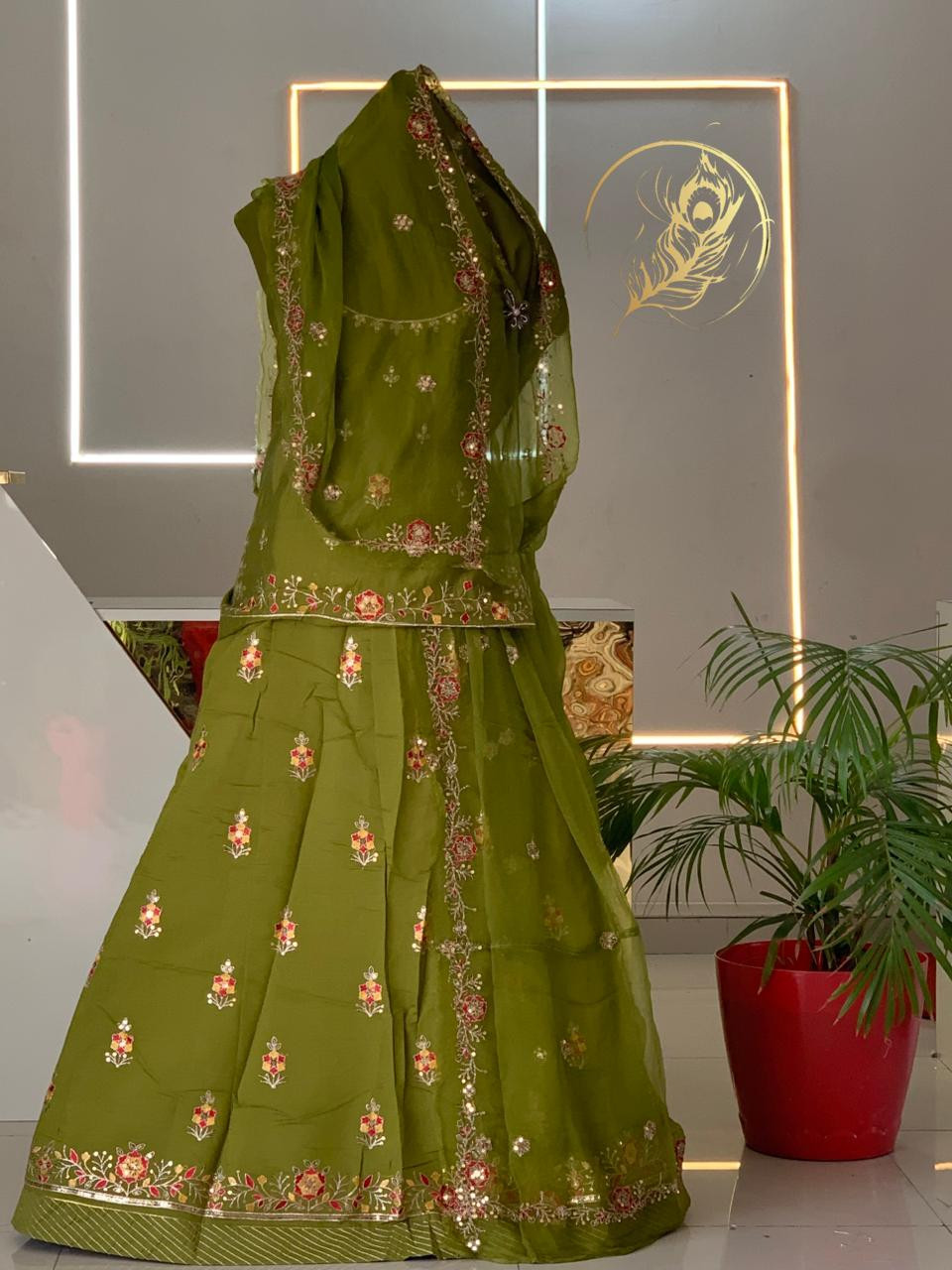 Boutique suit in Tora