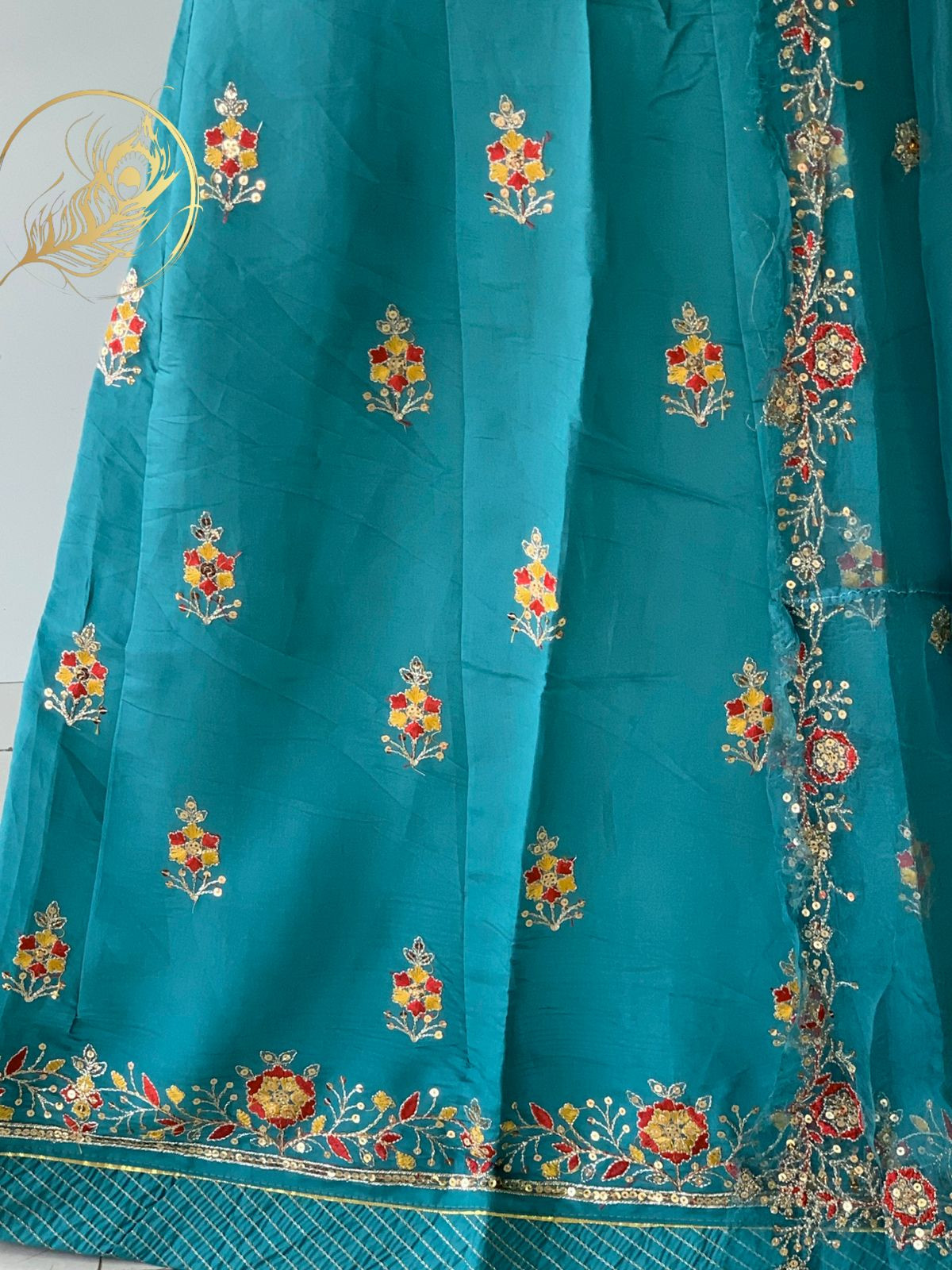 Boutique suit in Tora