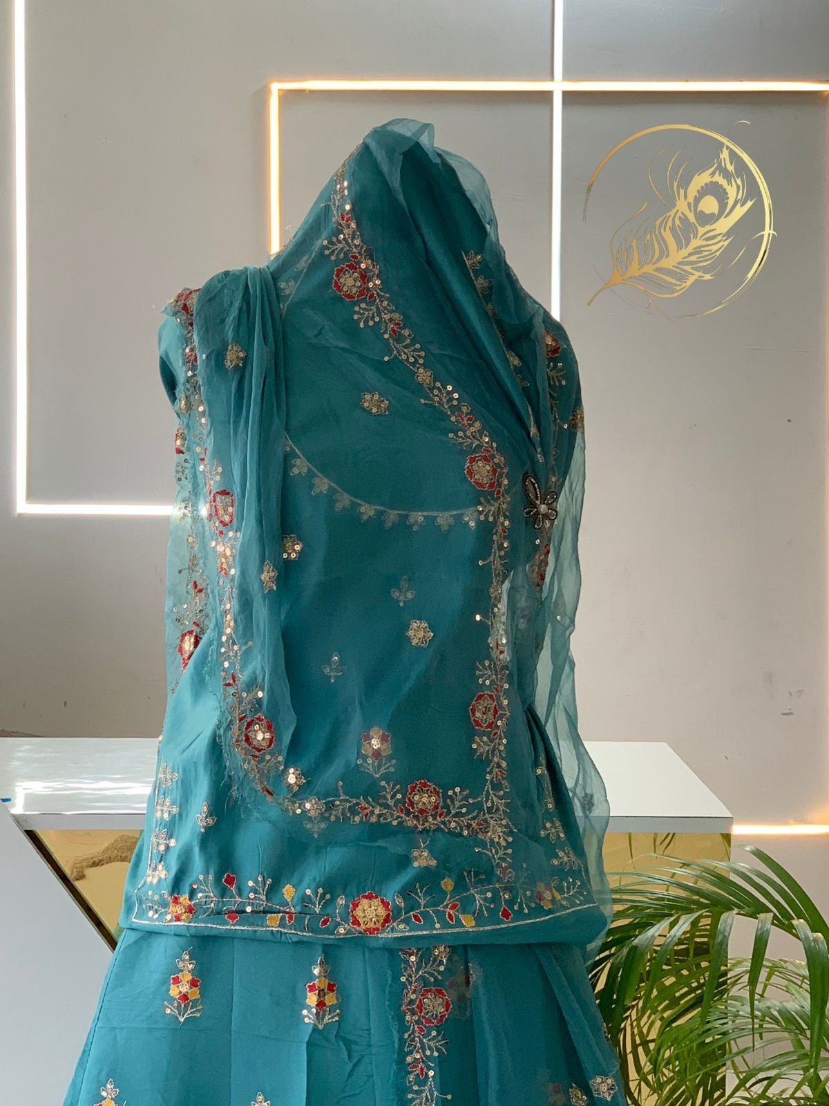 Boutique suit in Tora