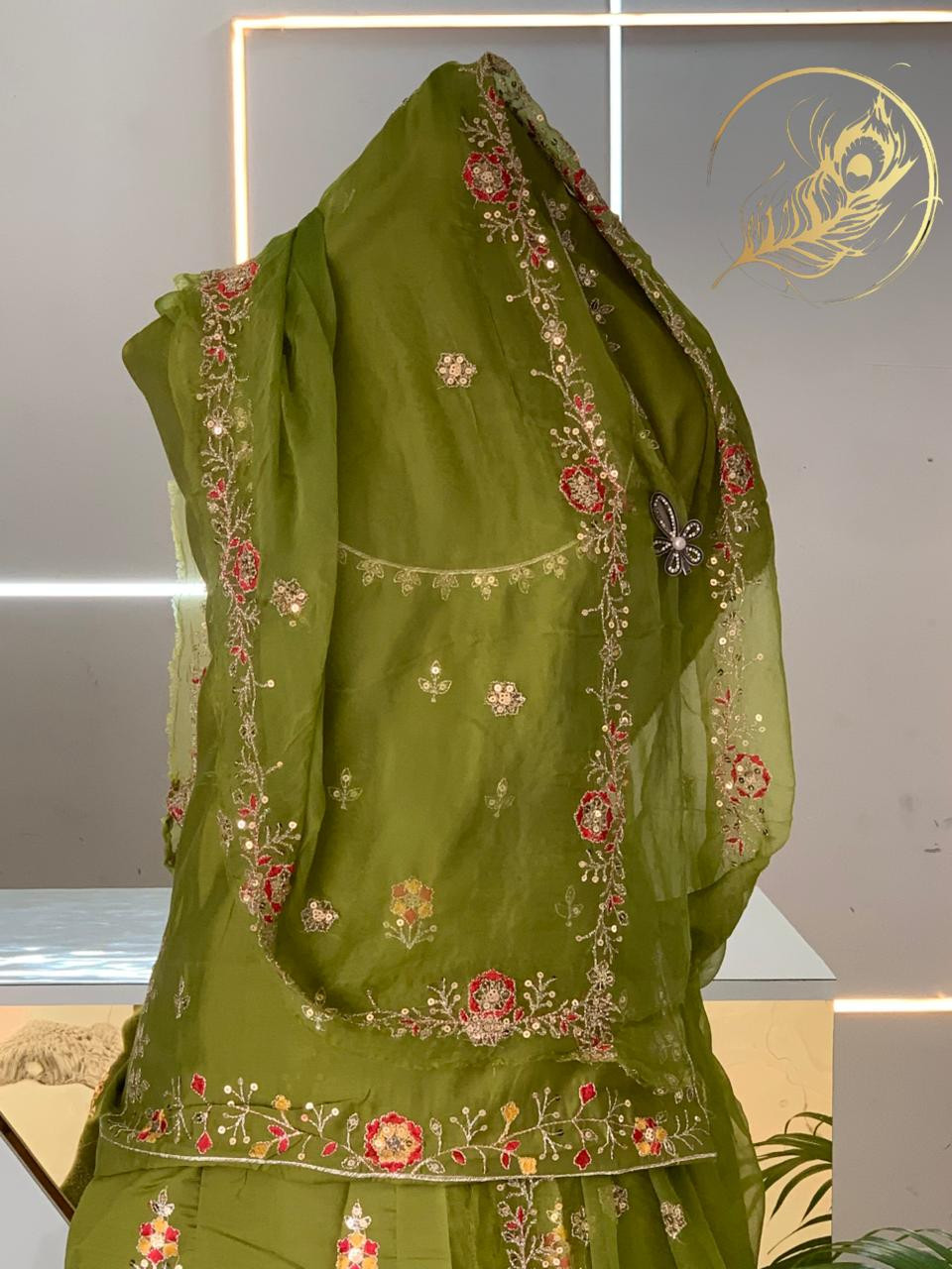 Boutique suit in Tora