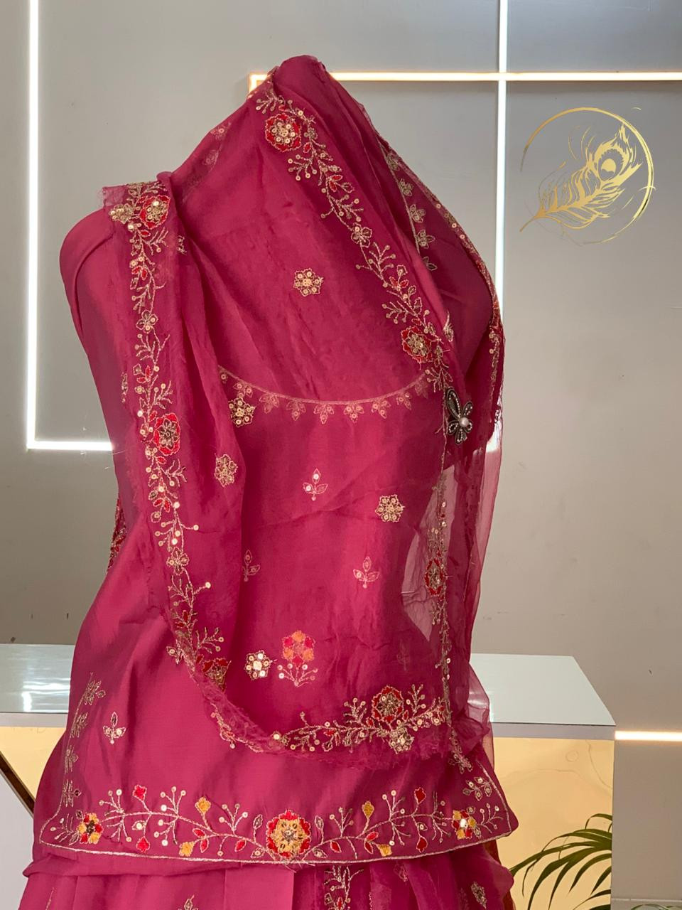 Boutique suit in Tora