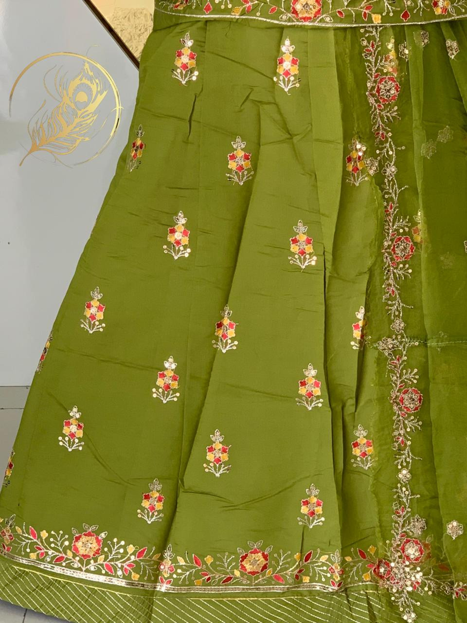 Boutique suit in Tora