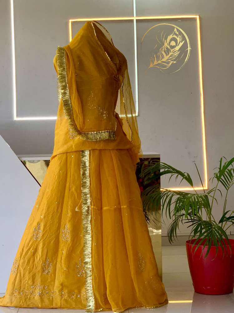 Image of Yuwati Poshak