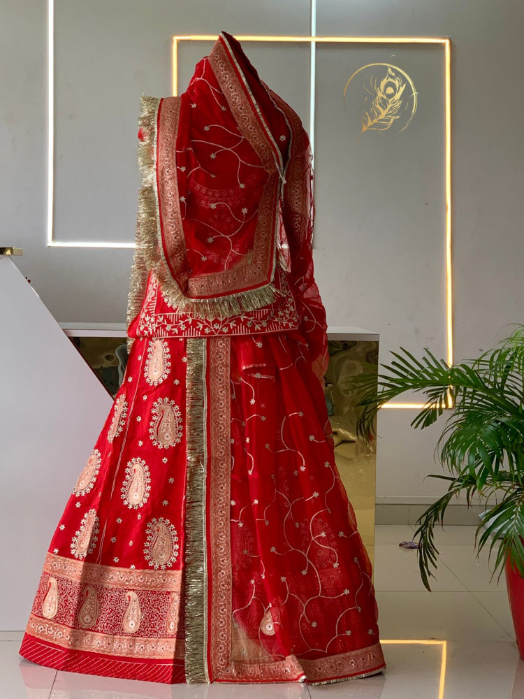 Image of naina poshak