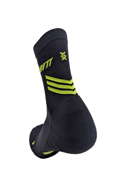 GAMBITT DISTANCE COMPRESSION SHORT SOCKS