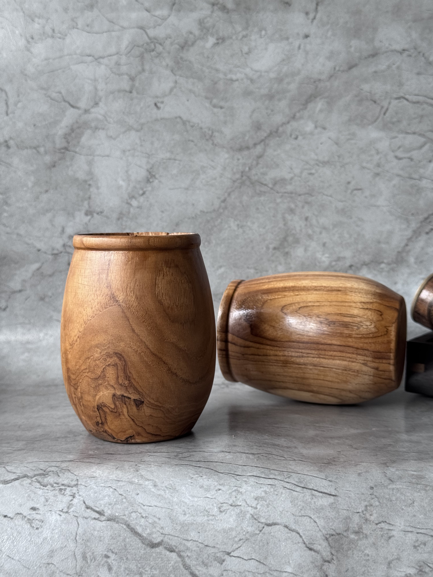 TEAK WOOD ROUND GLASS - 1 U