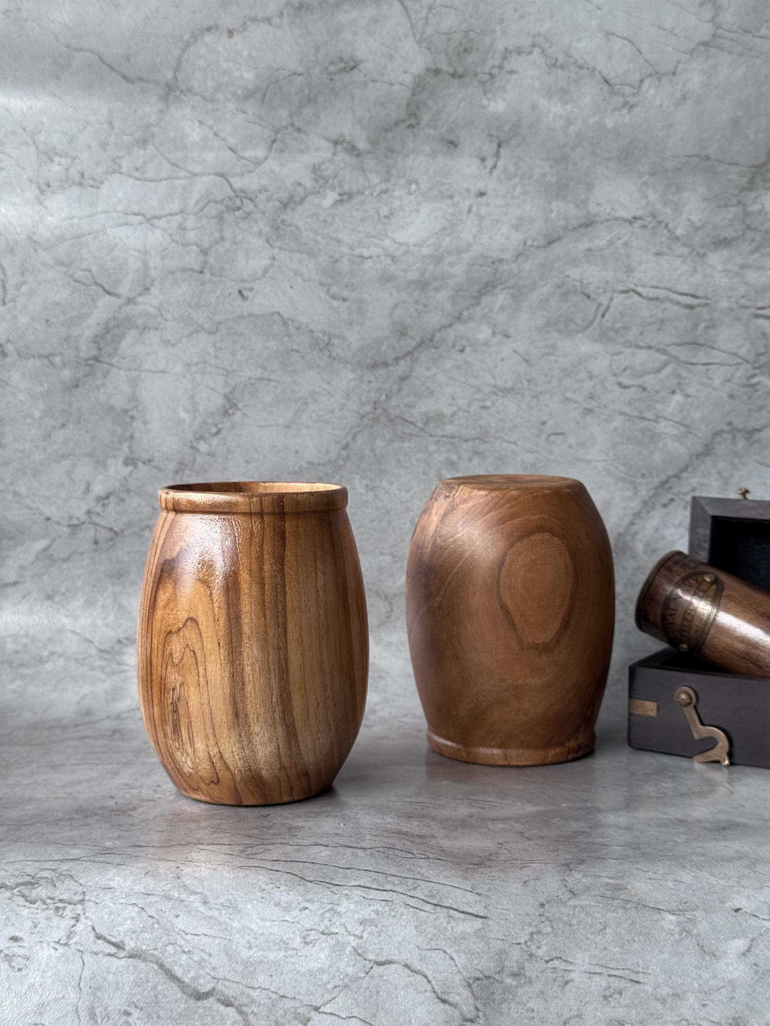 TEAK WOOD ROUND GLASS - 1 U