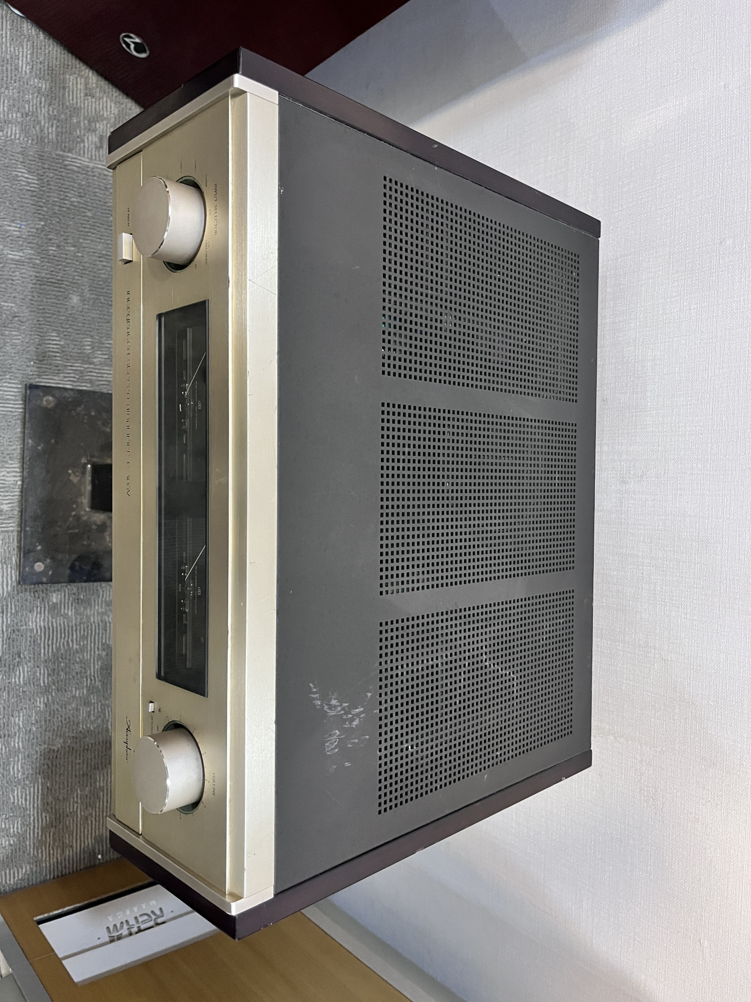 Accphase integrated stereo amplifier E-305v