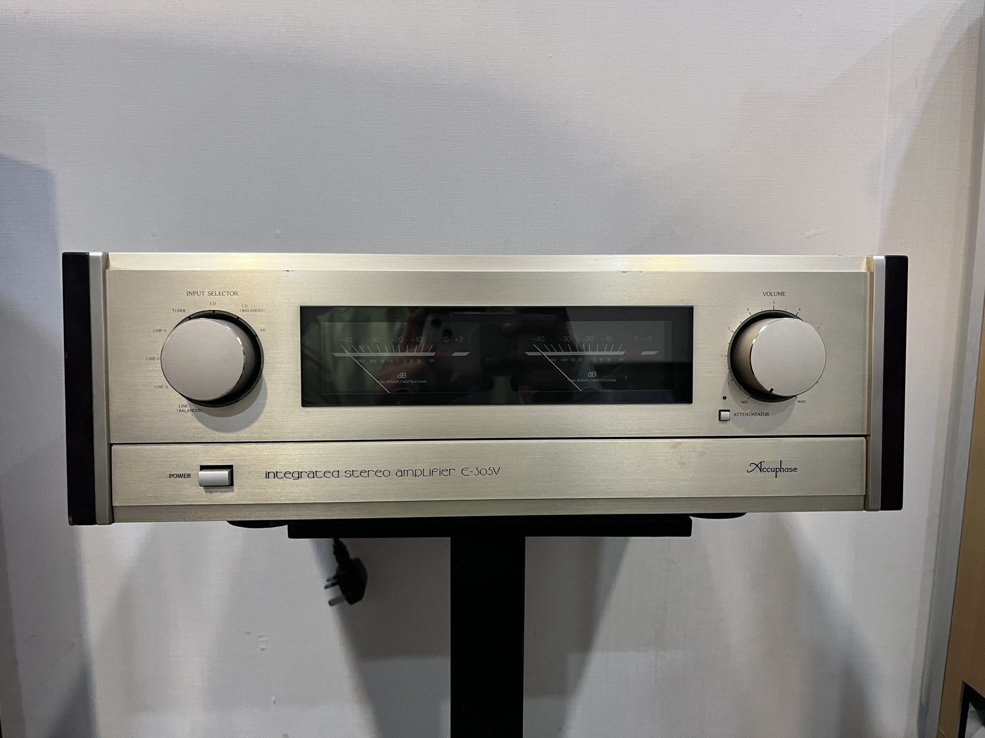 Accphase integrated stereo amplifier E-305v