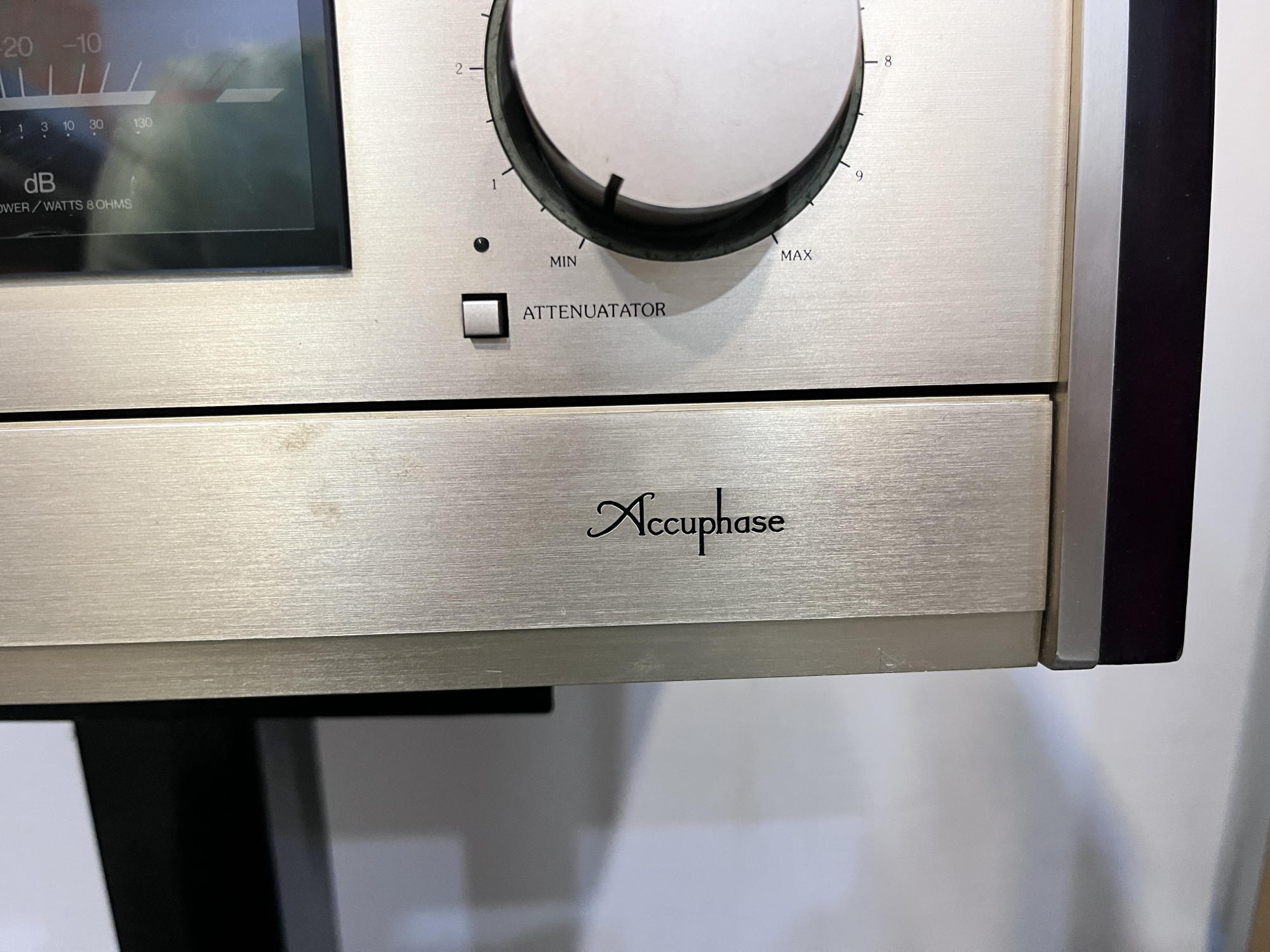 Accphase integrated stereo amplifier E-305v