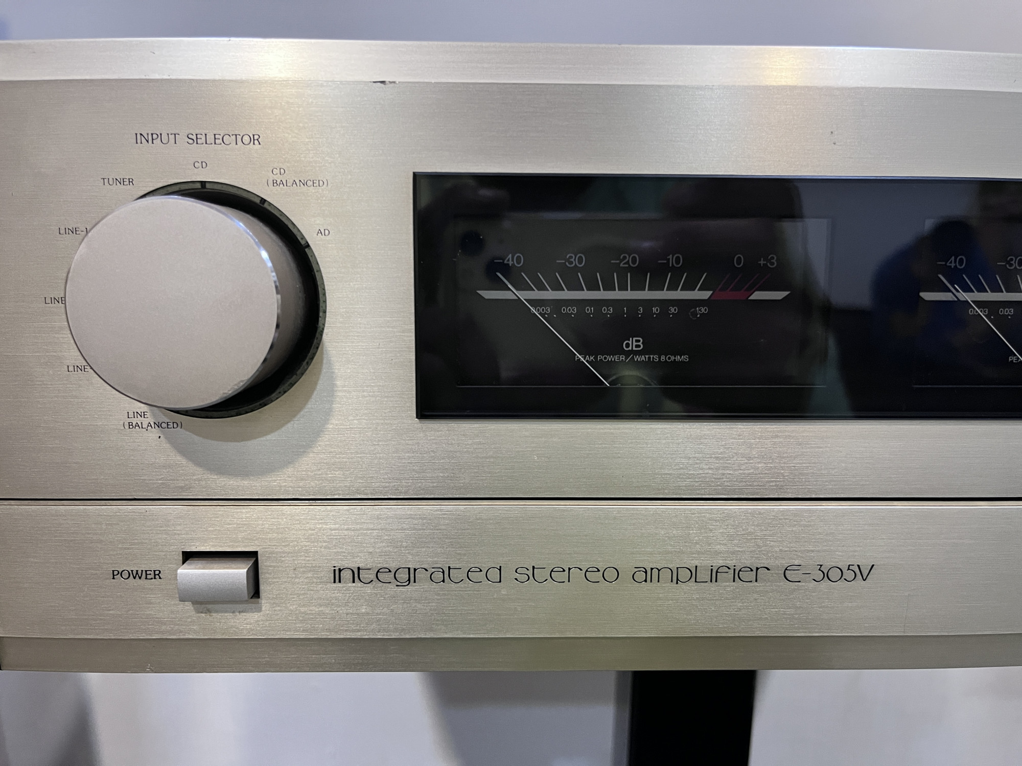 Accphase integrated stereo amplifier E-305v