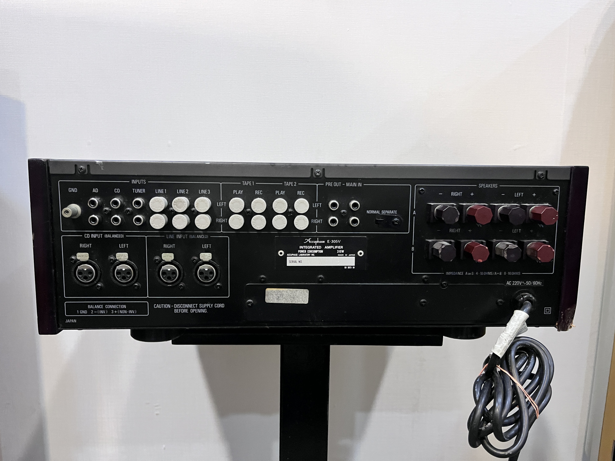 Accphase integrated stereo amplifier E-305v