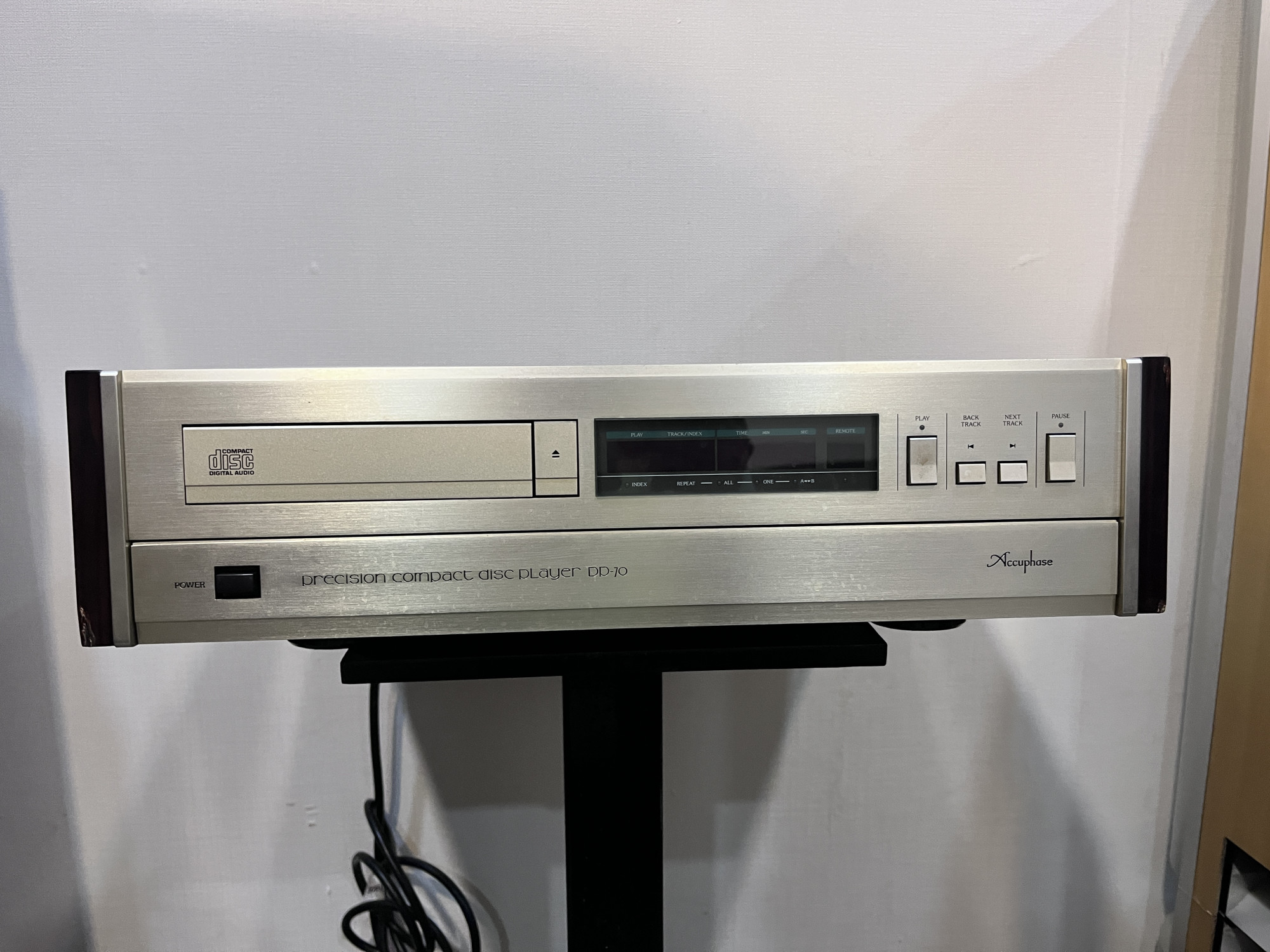 Accphase precision compact disc player DP-70