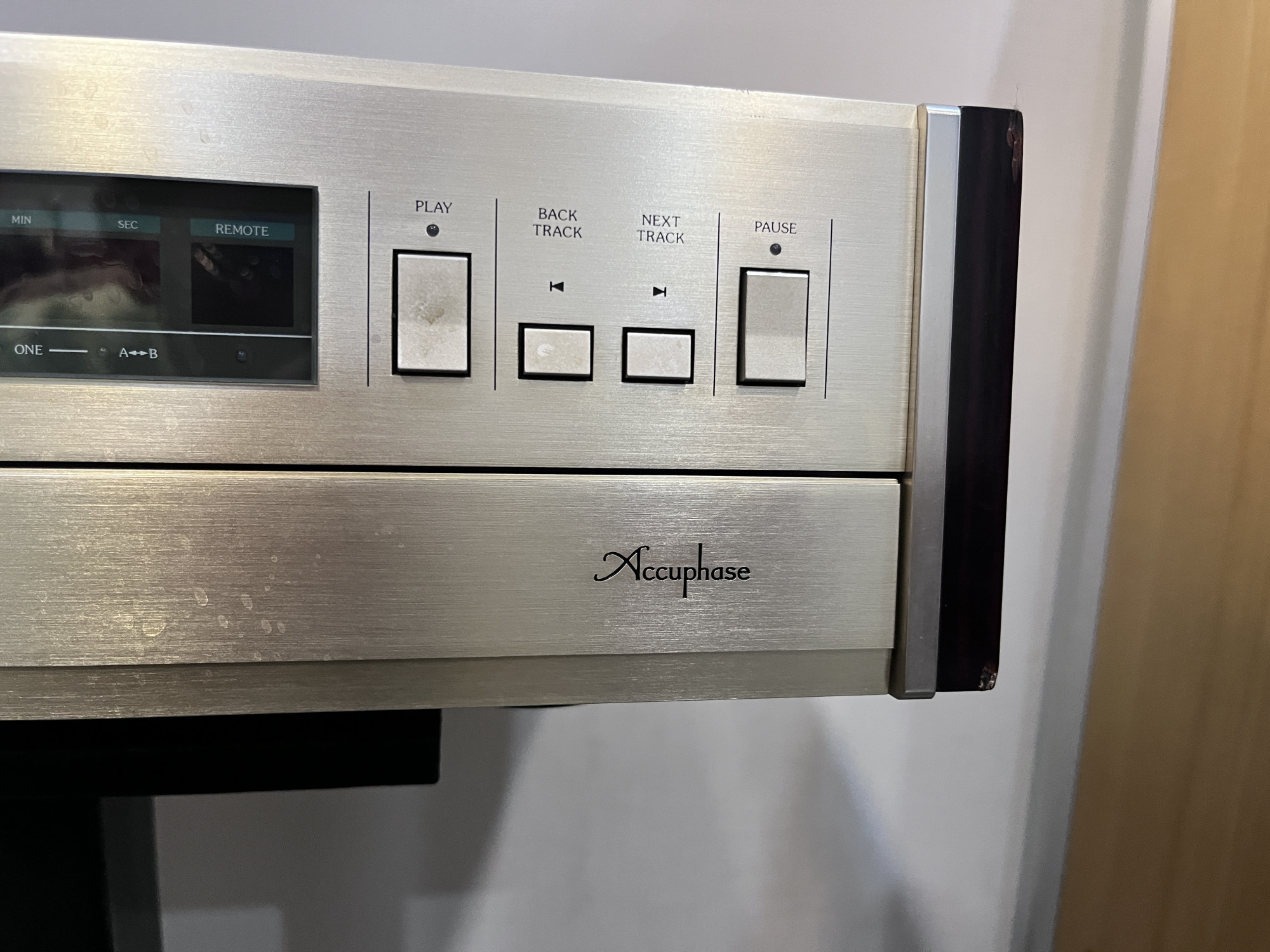 Accphase precision compact disc player DP-70