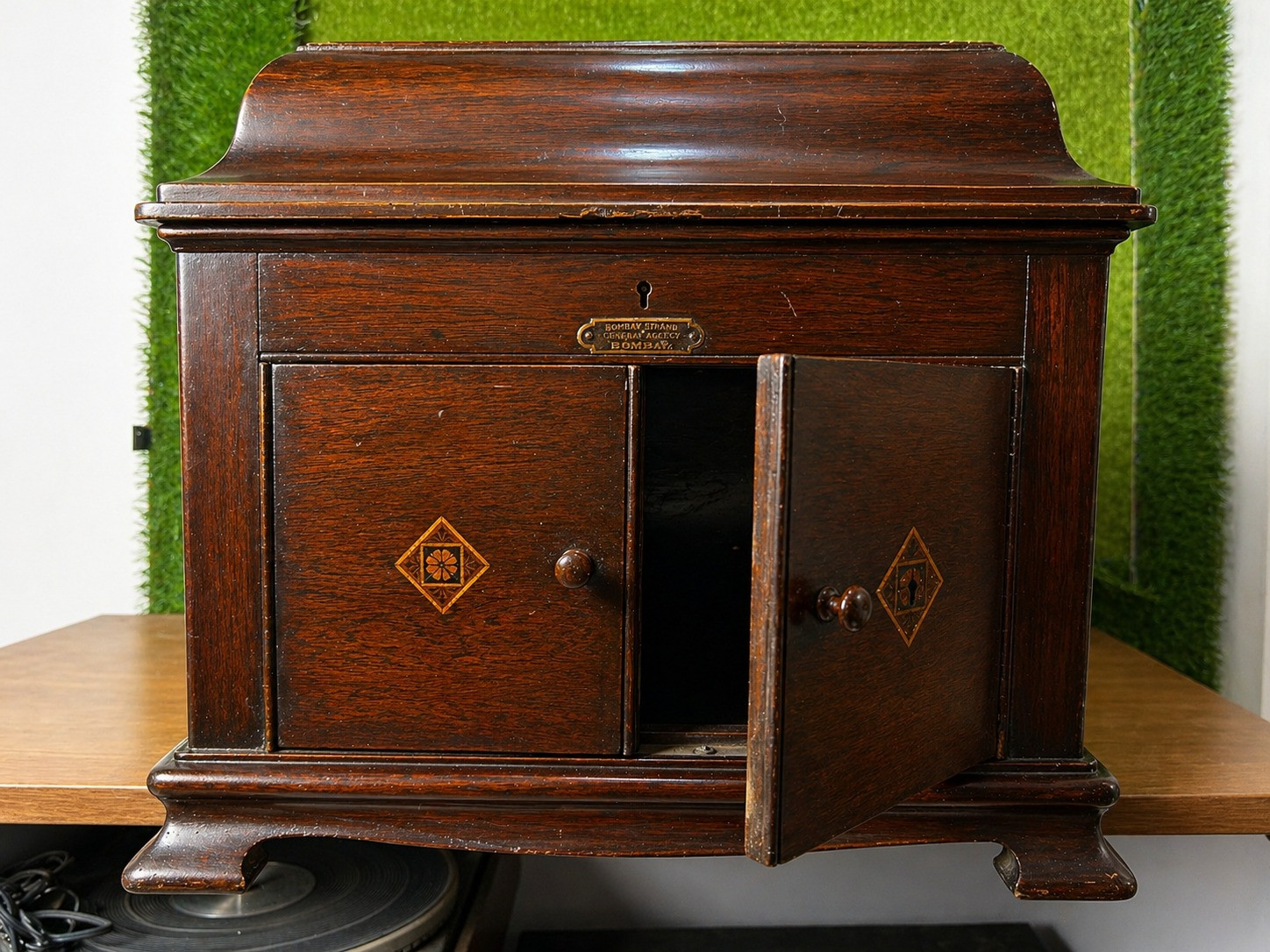 Antique Primaphone Wooden Wind-Up Tabletop Gramophone