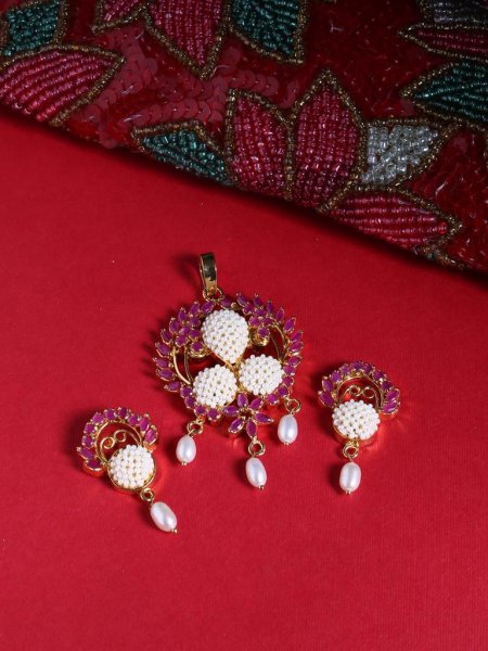 Enticing Fuschia Studs Set
