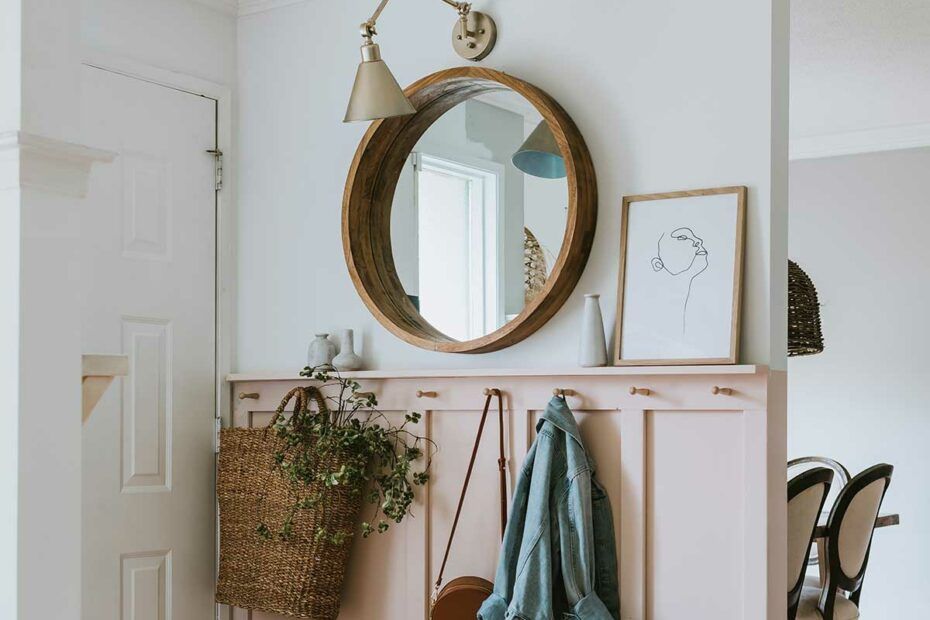 Tricks to decorate a narrow and dark hallway