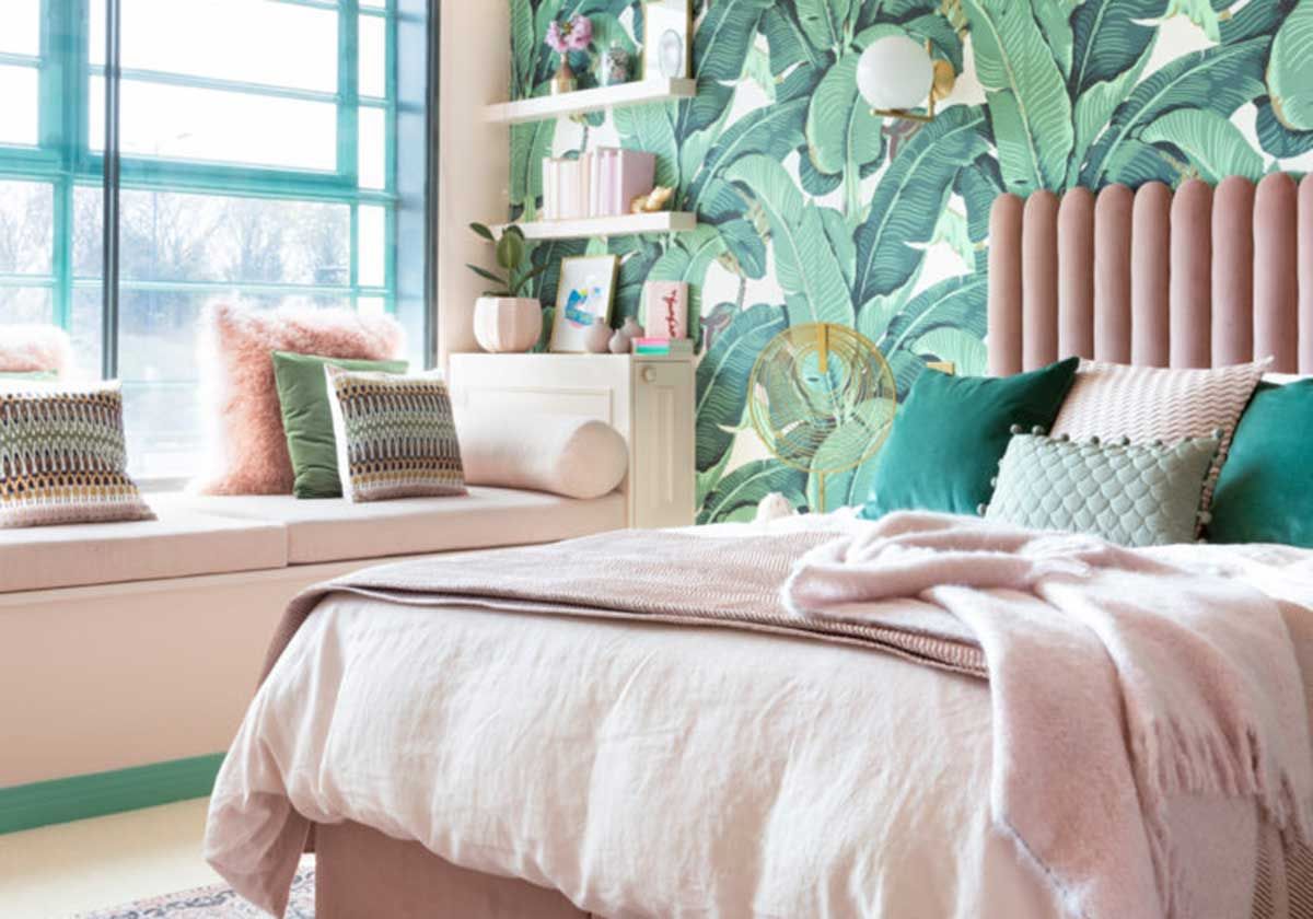 Combine green and pink in interior decoration