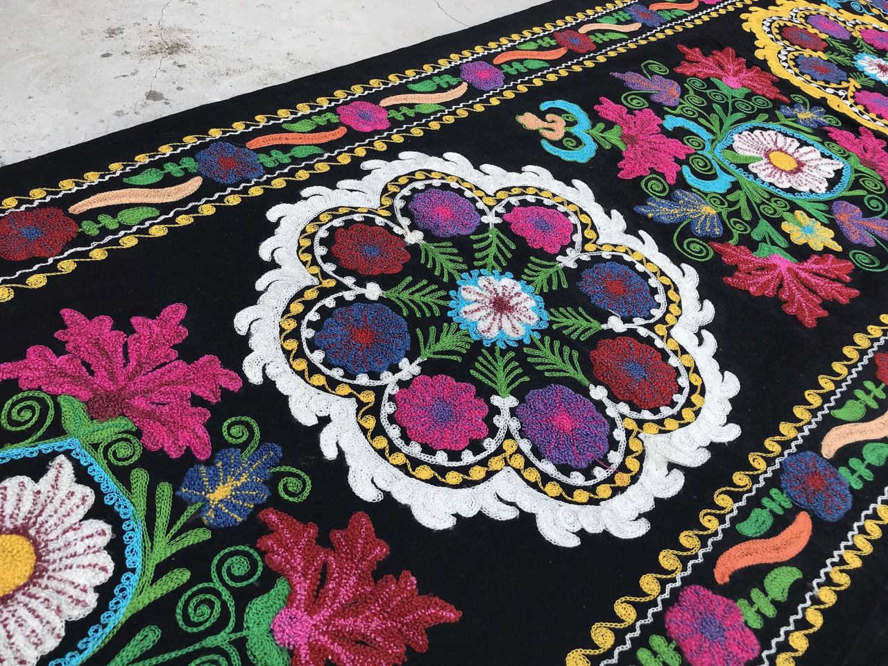 Suzani, an ethnic touch and color that cannot be missing in your decoration