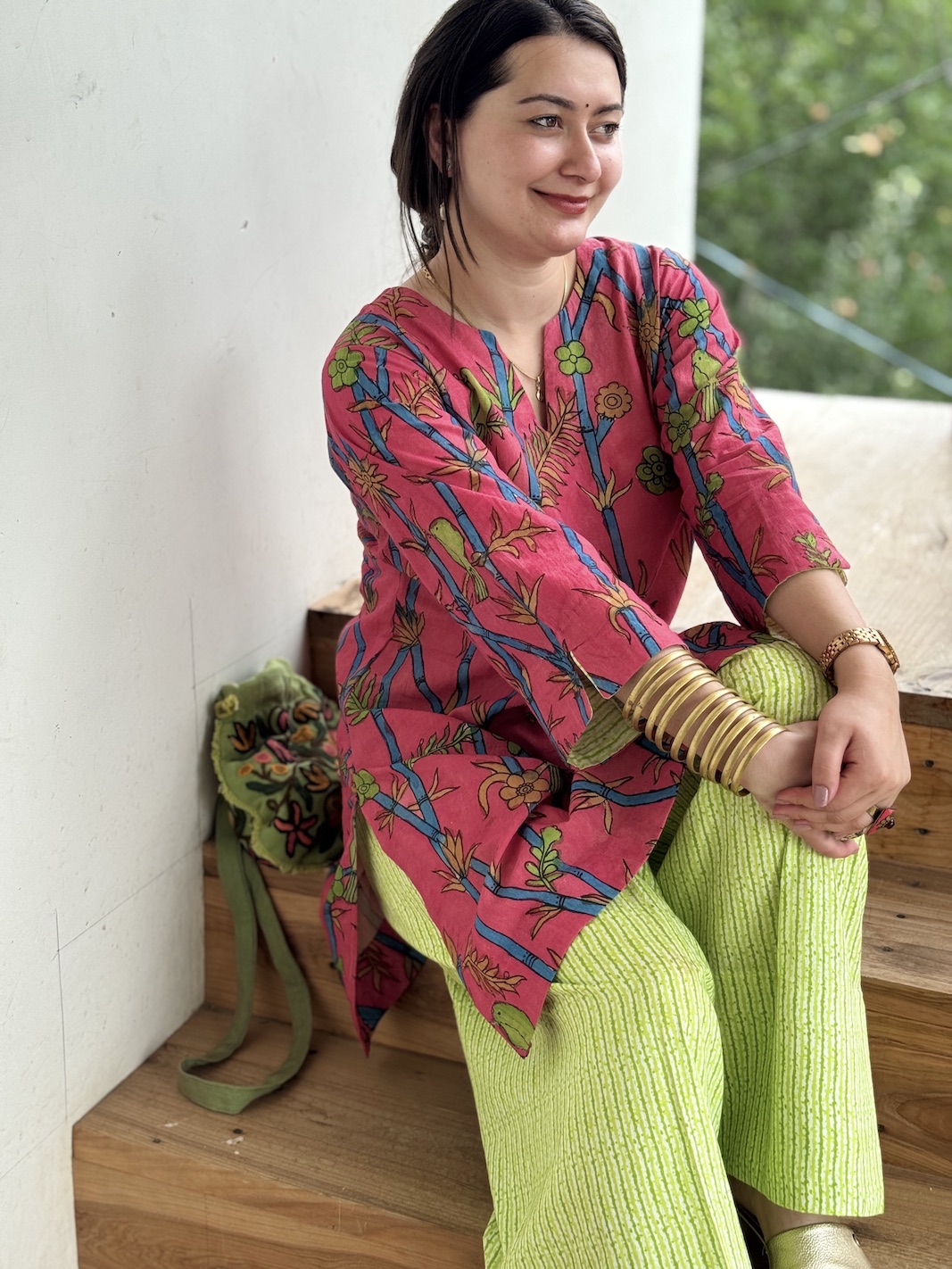 GULAABI FARSHI