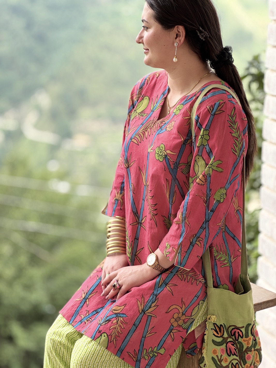 GULAABI FARSHI