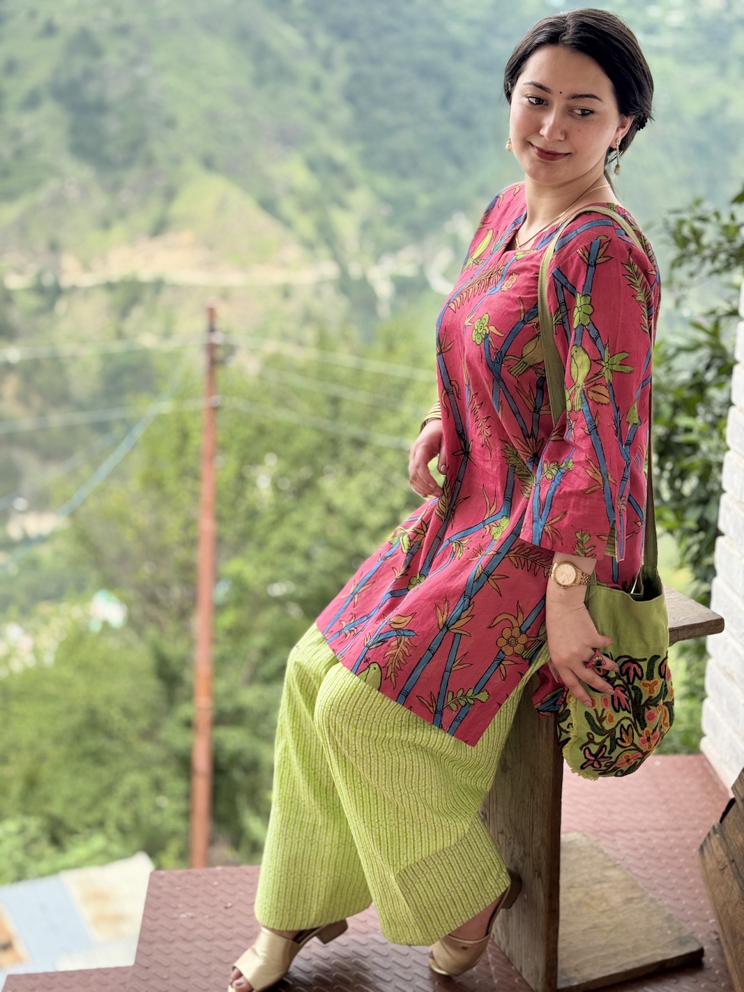 GULAABI FARSHI