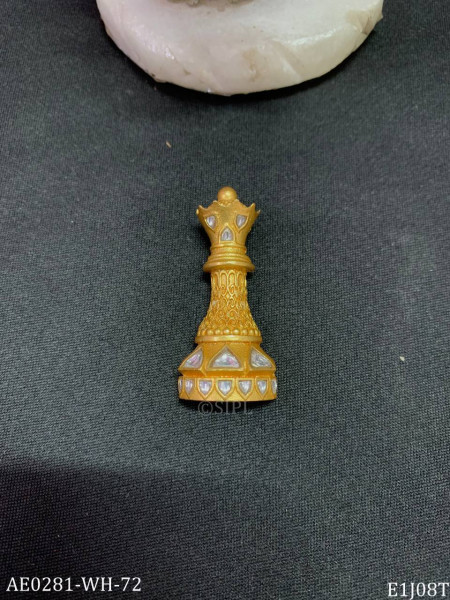 Chess pieces king brooch