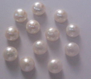 Image of White pearl round cab