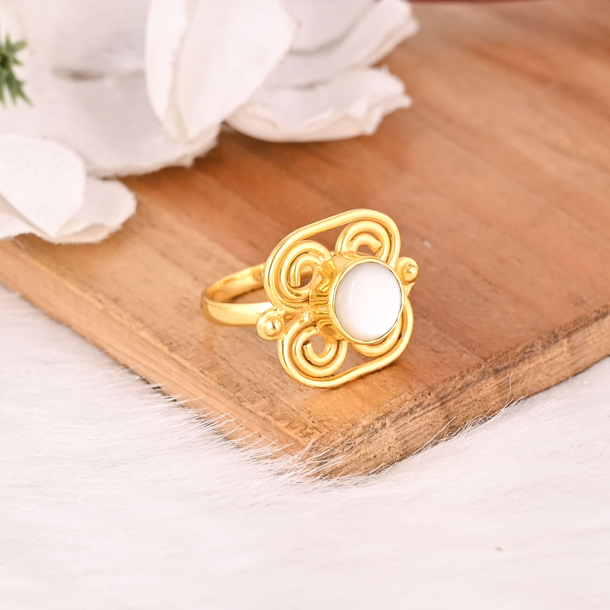 Stylish Mother of Pearl Brass Ring for Women Gold Plated Fashion Jewelry