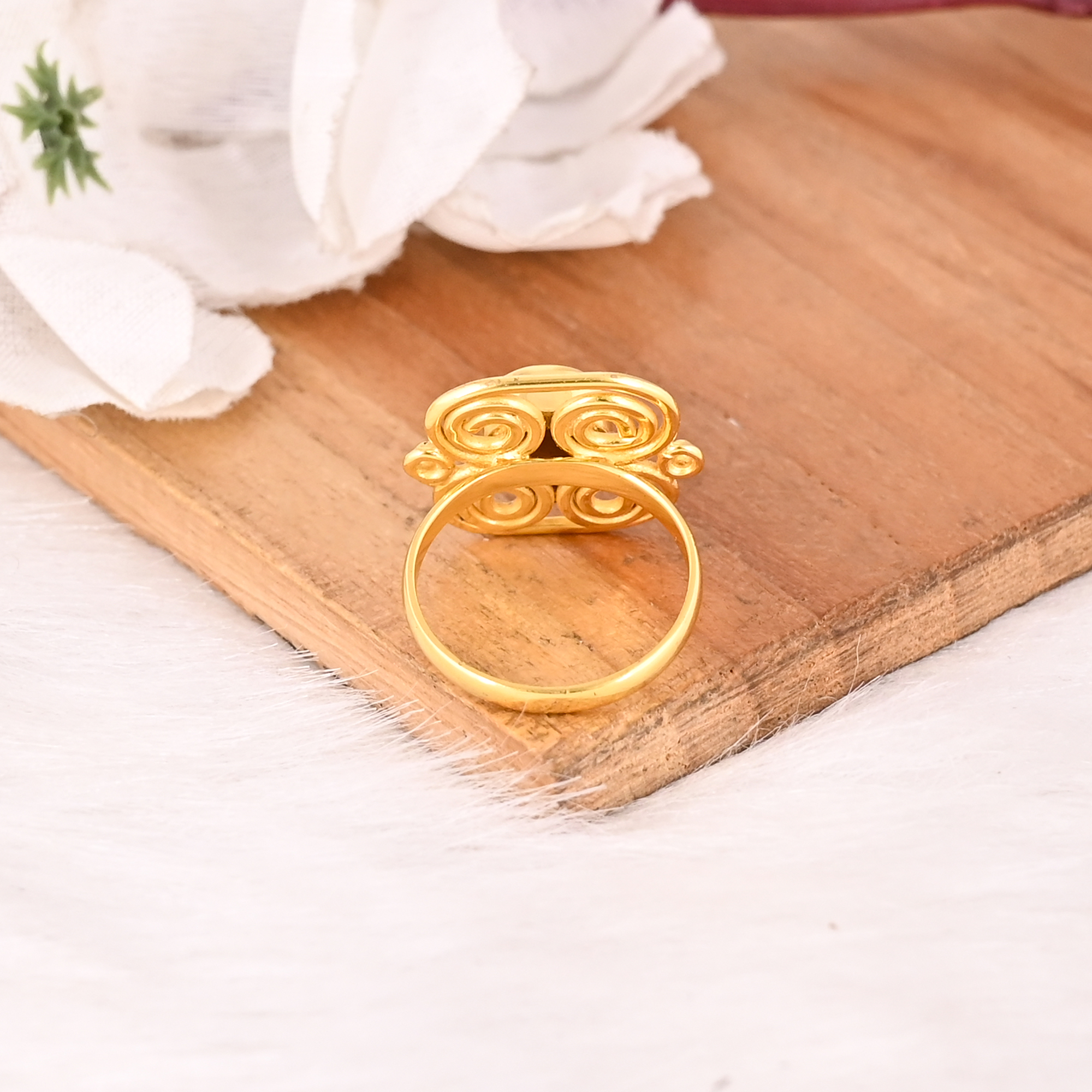 Stylish Mother of Pearl Brass Ring for Women Gold Plated Fashion Jewelry