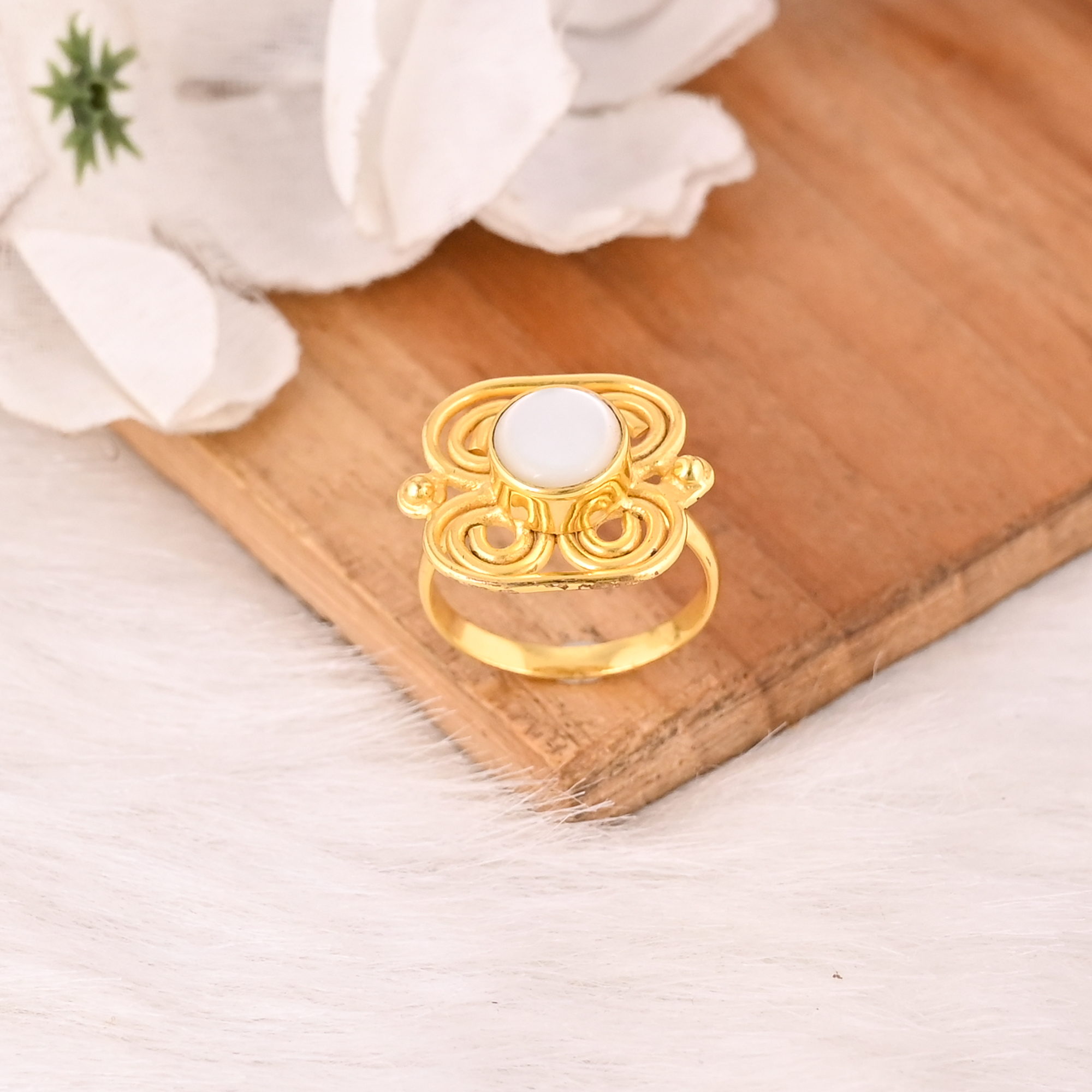 Stylish Mother of Pearl Brass Ring for Women Gold Plated Fashion Jewelry