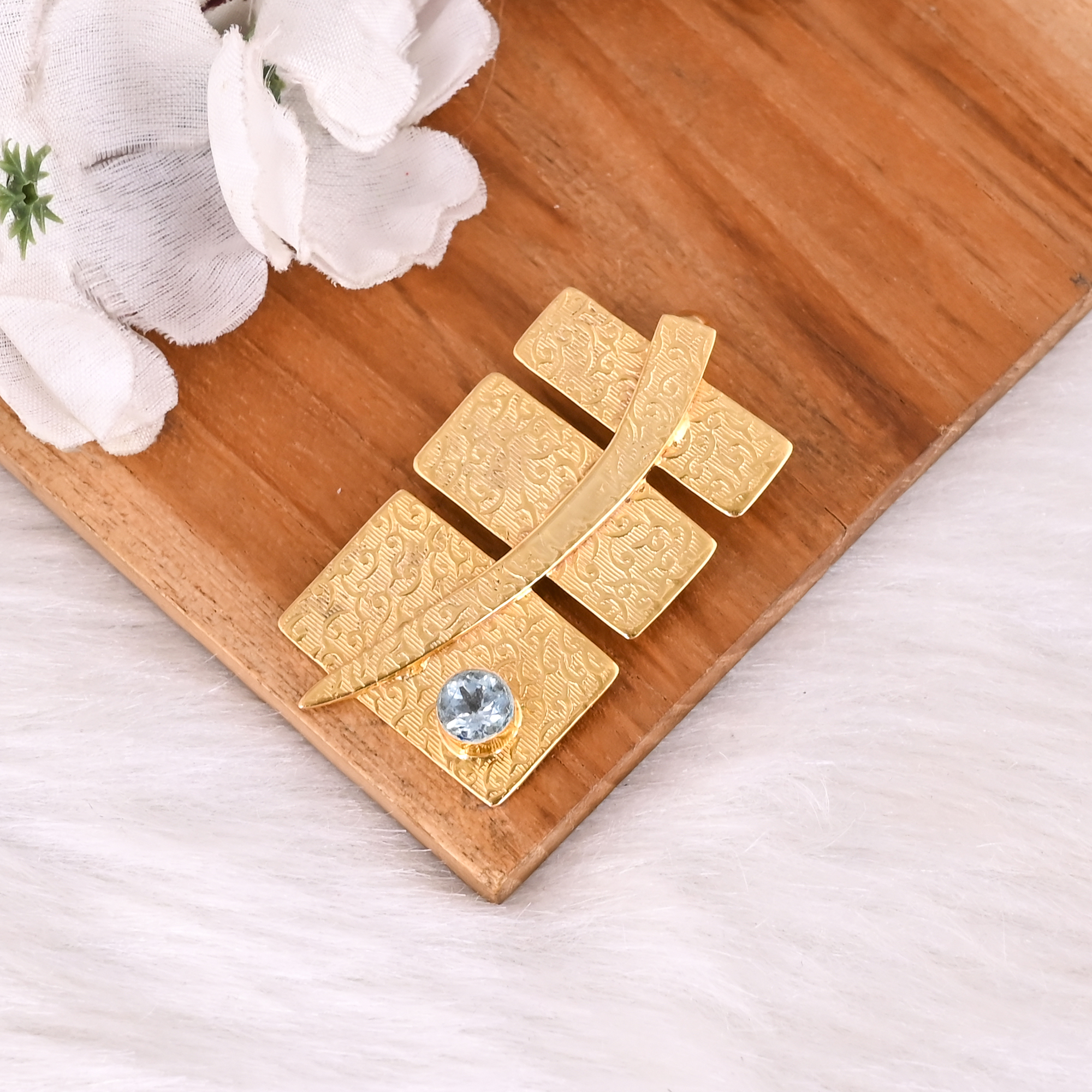 Fashion Jewelry Brass Pendant Featuring Sky Blue Hydro Topaz Gemstone For Women
