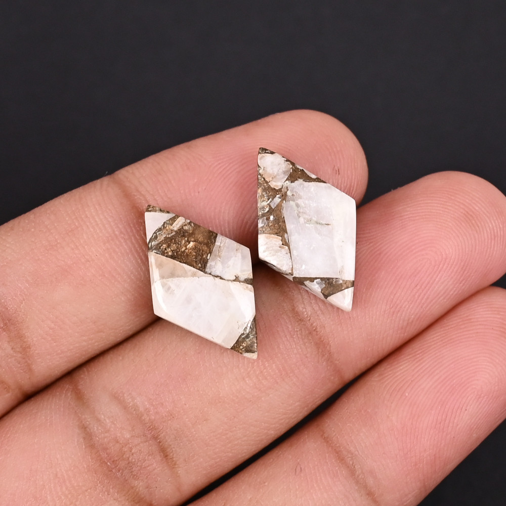 Image of White Calcite Copper 12.7 Carat 20x12mm Kite Cabochon Shape Loose Gemstone