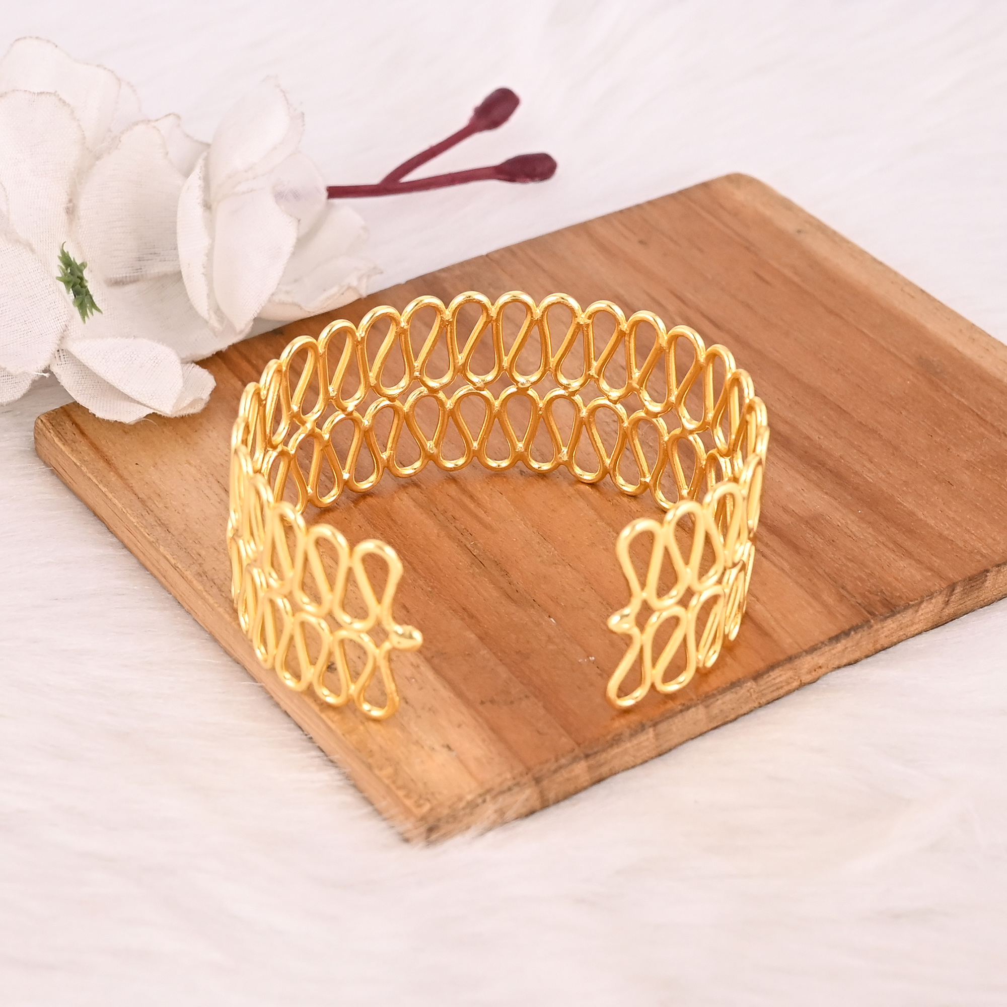 Stylish Gold Plated Brass Adjustable Bracelet Fashion Jewelry for Women and Girls