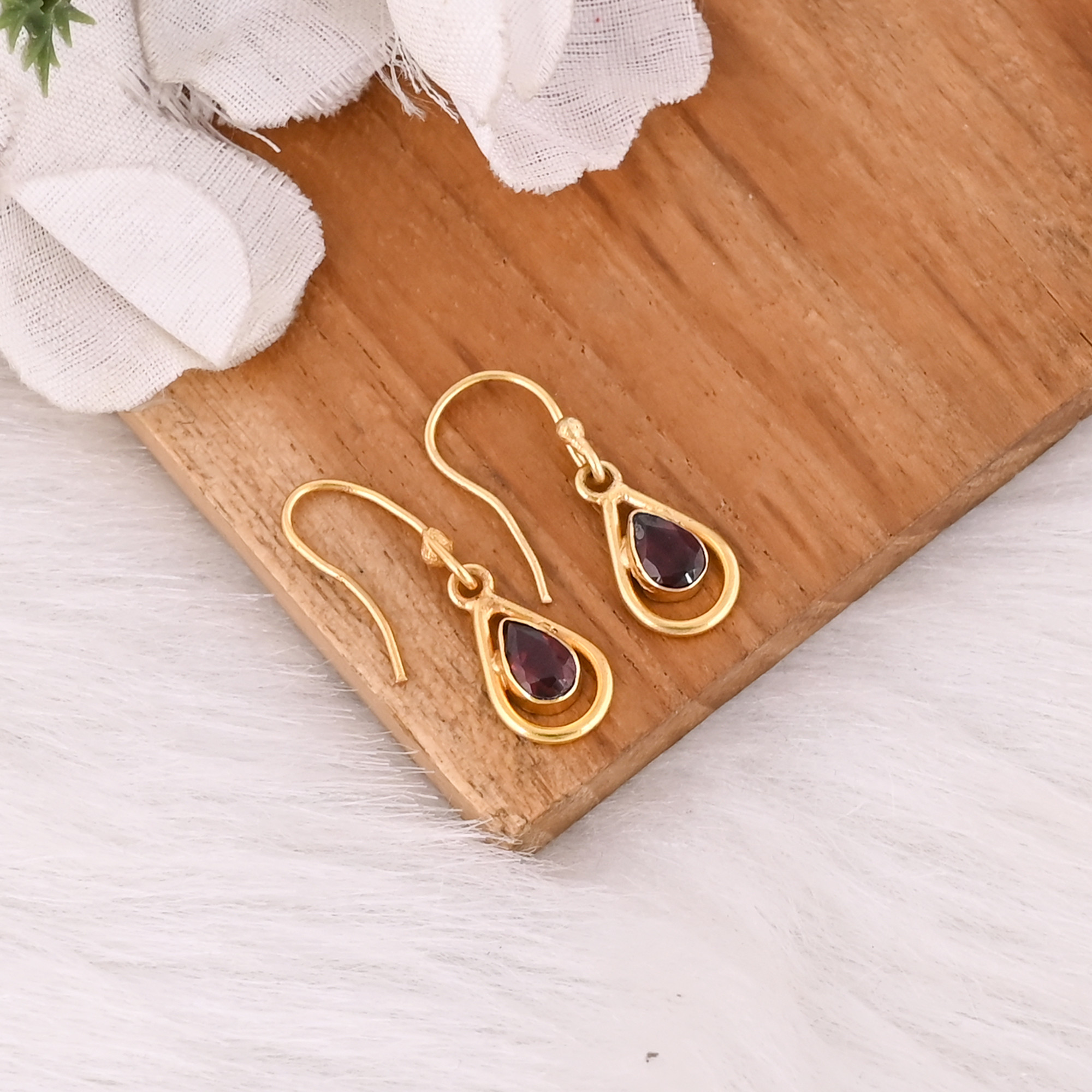 Popular Design Pear Shape Gold Plated Earrings 925 Sterling Silver Mozambique Garnet Gemstone Dangler Bezel Set Hook Earring 50 pcs moq