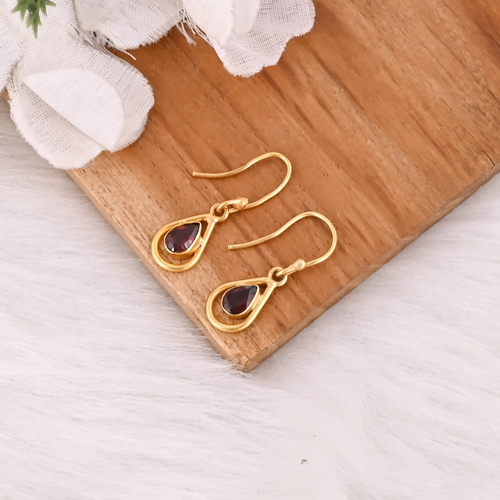 Popular Design Pear Shape Gold Plated Earrings 925 Sterling Silver Mozambique Garnet Gemstone Dangler Bezel Set Hook Earring 50 pcs moq